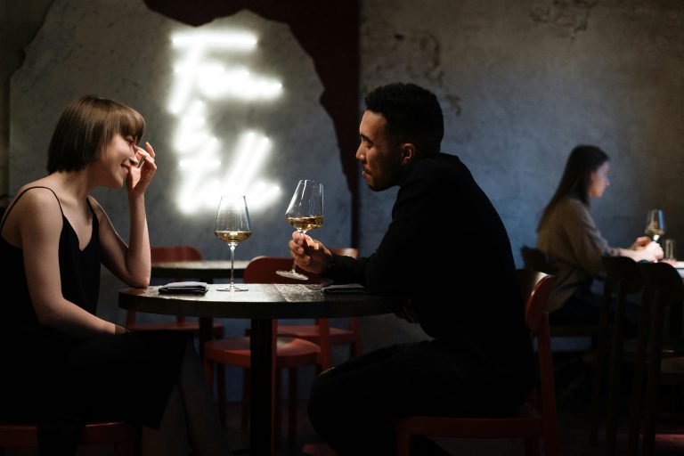 Why Speed Dating and Singles Parties Are Booming in 2024